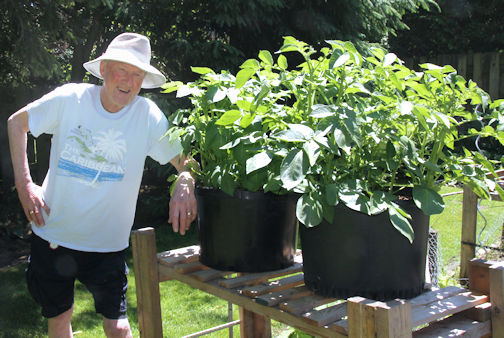 More than 100 people enjoy sunny, hot weather for Through the Garden Gate tour