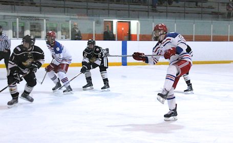 Bulldogs and Wolves in quarter-finals